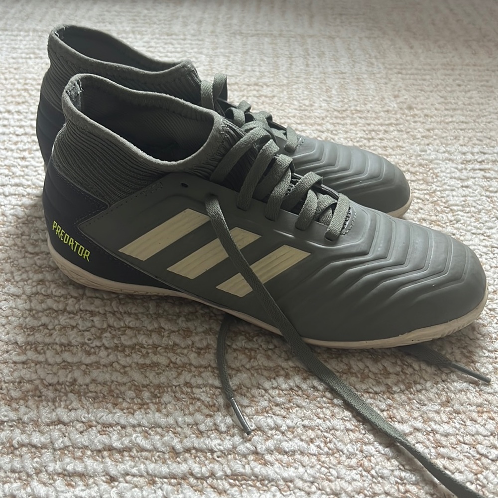 Adidas Predator youth indoor soccer shoes EUC